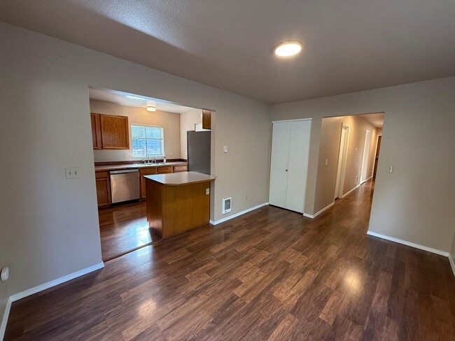 Building Photo - 3 Bed 2.5 Bath House In Leschi