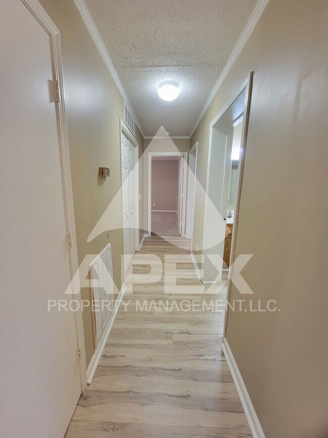 Building Photo - MOVE-IN SPECIAL, $1 RENT!! - Nice 3 Bd | 2...