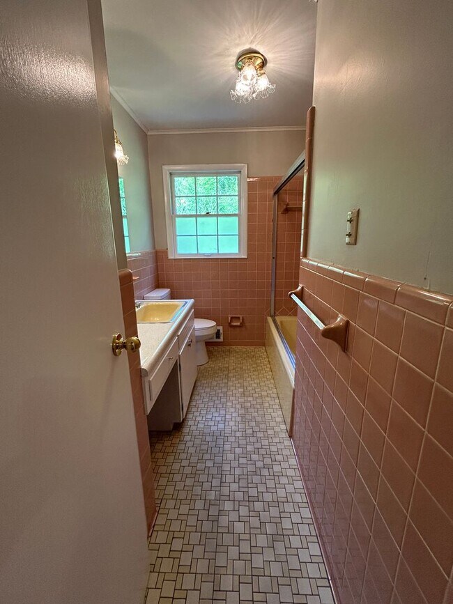 Building Photo - 1504 Cloverdale Road **MOVE IN SPECIAL**