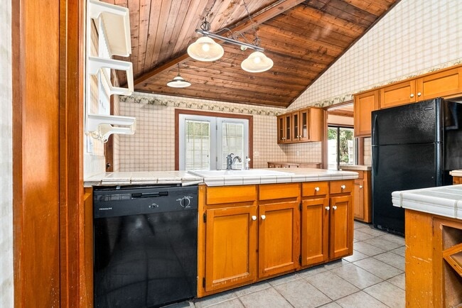 Building Photo - 4Bed/2Bath Available!