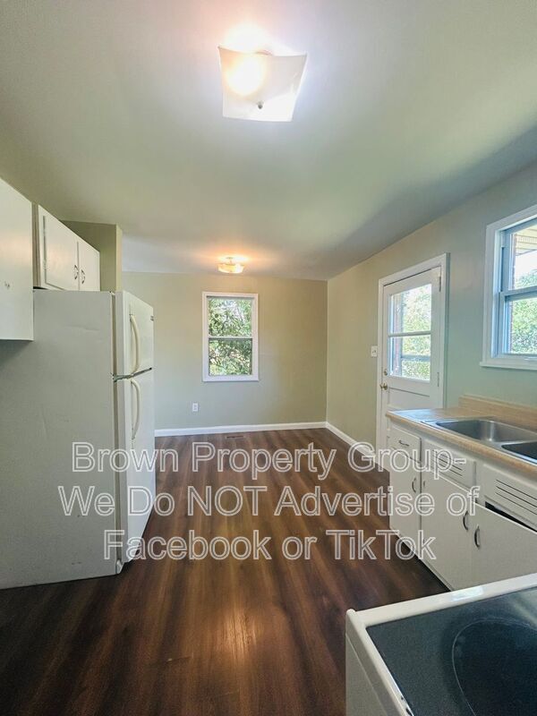 Building Photo - 486 McBain Dr
