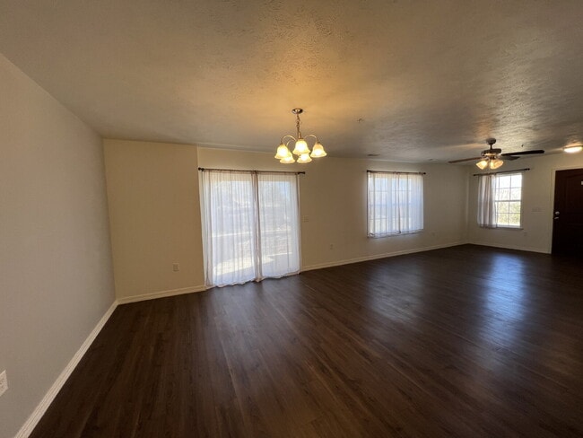 Building Photo - 3BR/2.5BA Townhouse Move-in Special**