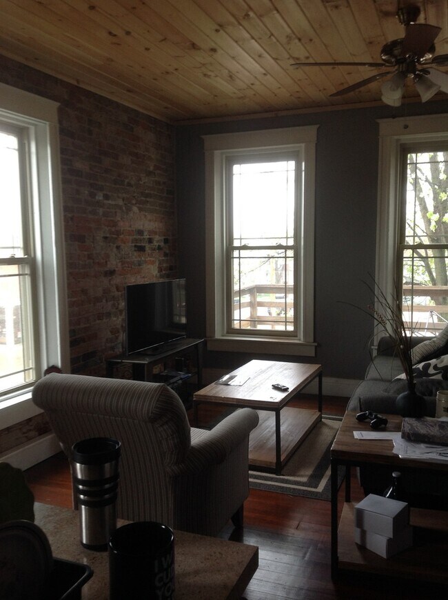 Building Photo - 1 Bedroom 1 Bath Upstairs Downtown Lafayette