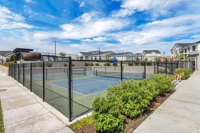 Building Photo - Dog Friendly Exchange Townhome