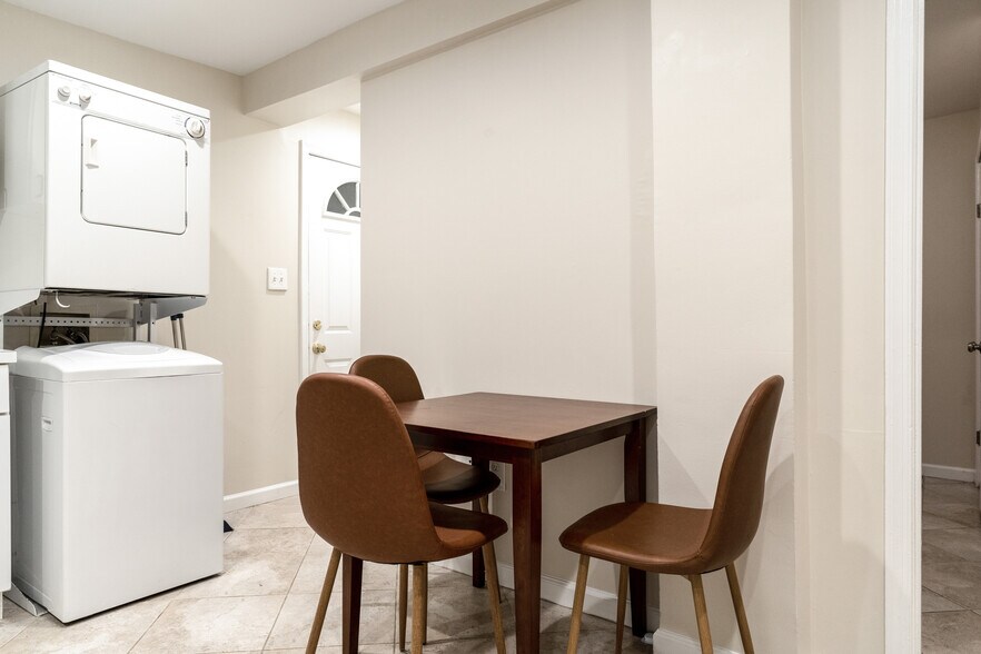 Table space kitchen - 1304 Belmont St NW