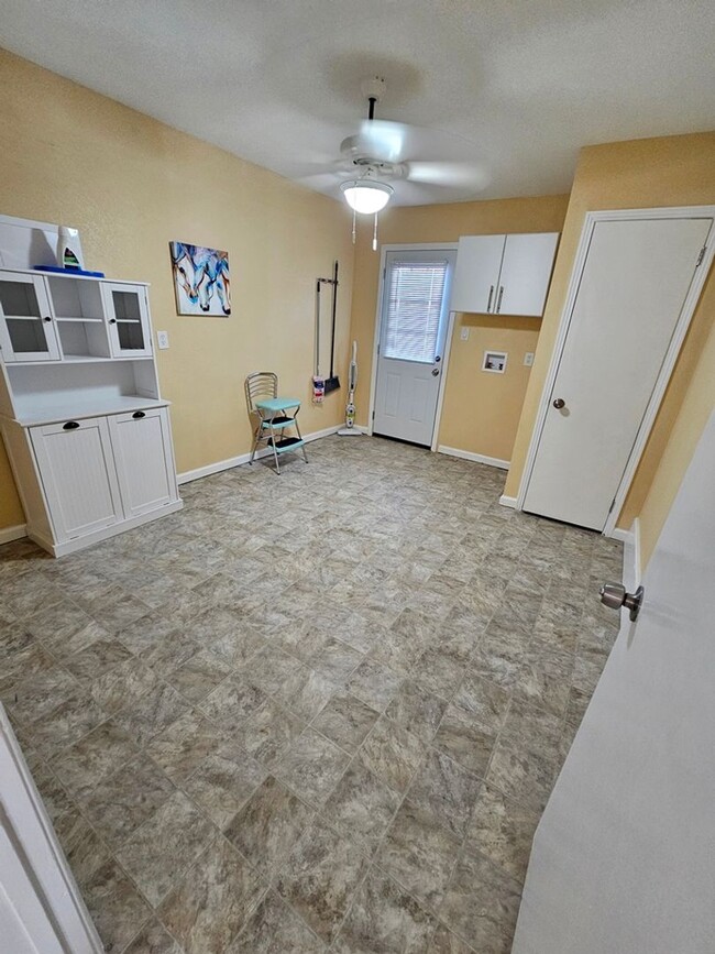 Building Photo - Large Remodeled 4 Bedroom / 2 Bath Home Re...