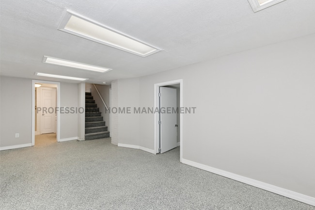 Building Photo - Updated 3 bed / 2 bath house With Exceptio...