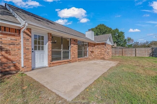 Building Photo - Take a look at this 3 bedroom 2 bath home