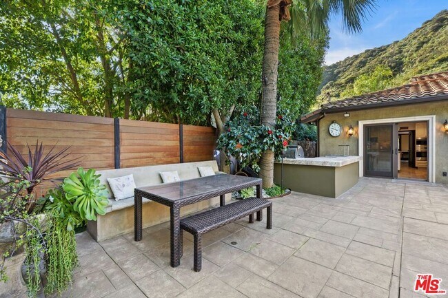 Building Photo - 2108 San Ysidro Dr