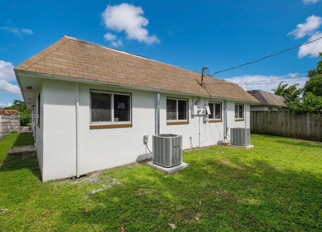 Building Photo - 1521 NW 8th Ave