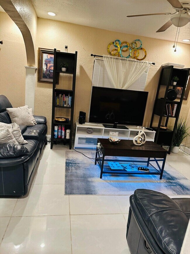 Building Photo - 833 Briggs St