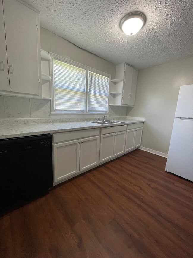 Building Photo - 2 Bedroom 1 Bathroom Home Available Now!