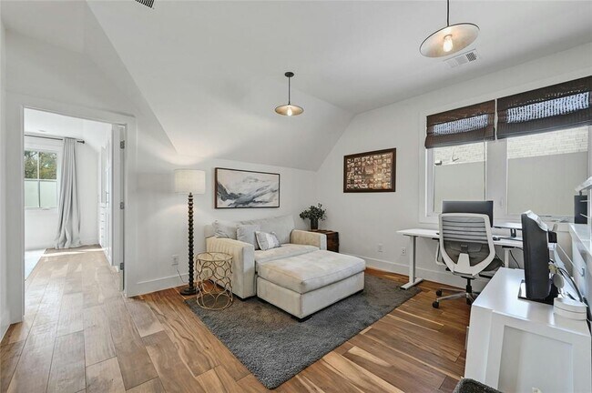 Building Photo - 708 Cardinal Ln