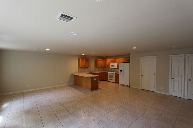 Building Photo - Spacious 3BR home Near NAU | New Carpet + Parking for 3 Vehicles