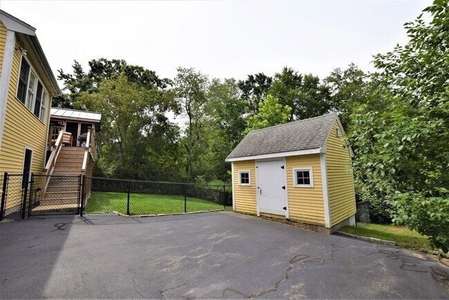 Building Photo - 398 Davis St