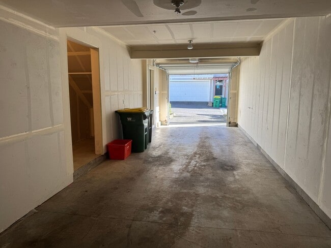 Building Photo - Stylish 2br/2.5ba Townhome with garage and AC in great Beaverton location