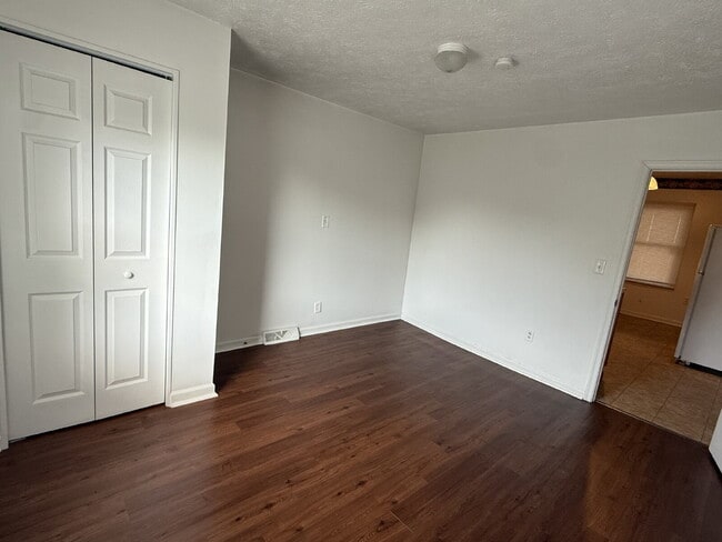 Building Photo - Very Large 3 or 4 bedroom home with nice y...