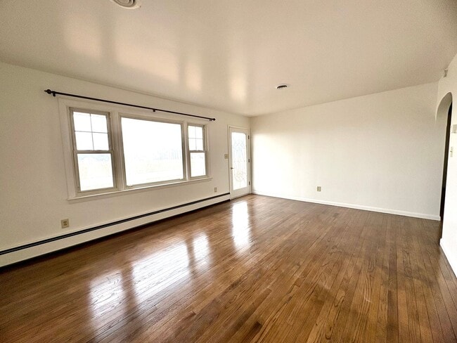 Building Photo - 3 Bedroom 1 Bathroom Rancher in Elizabethtown!