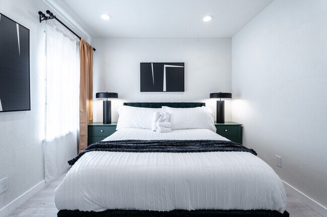 Building Photo - 2359 Oakwood Dr