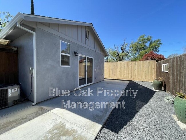 Building Photo - 266 E 6th Ave