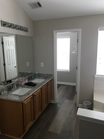 Building Photo - 327 Hidden Creek Ln