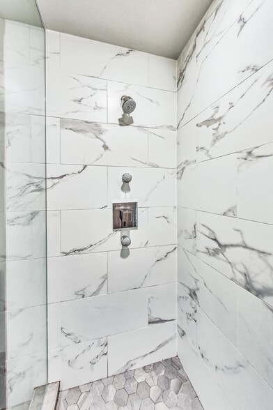 Building Photo - 1641 W Grand Ave