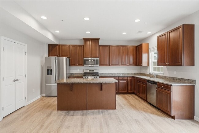 Building Photo - 202 Pointe View Dr
