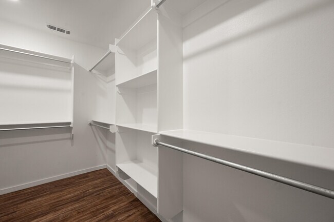 Building Photo - 2022 Kenwood Ave
