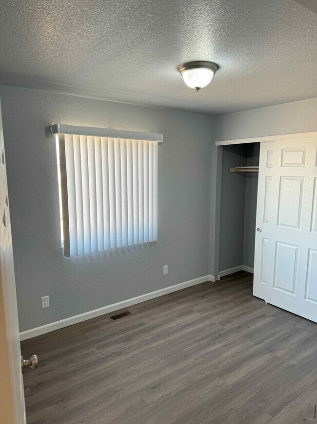 Building Photo - 324-326 W Coral Dr