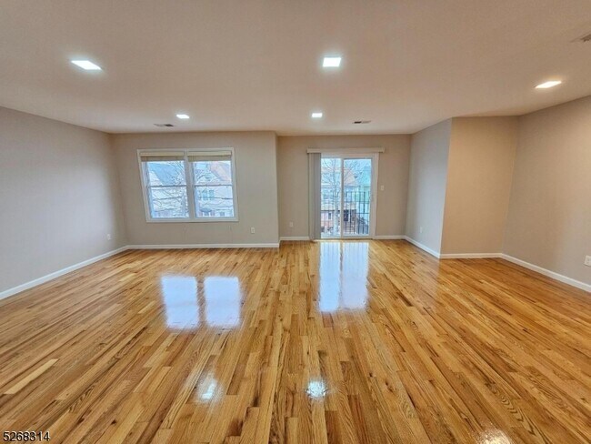 Building Photo - 587 Madison Ave