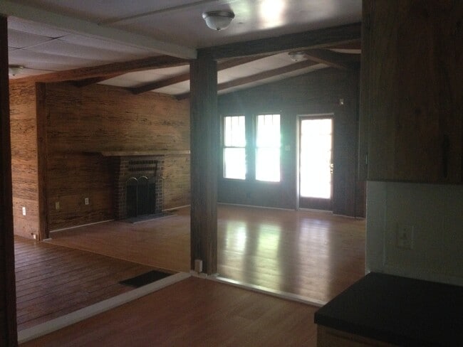 Building Photo - Beautiful Historic Dade City 4BR/3BA Home NO APPLICAATION FEE!!