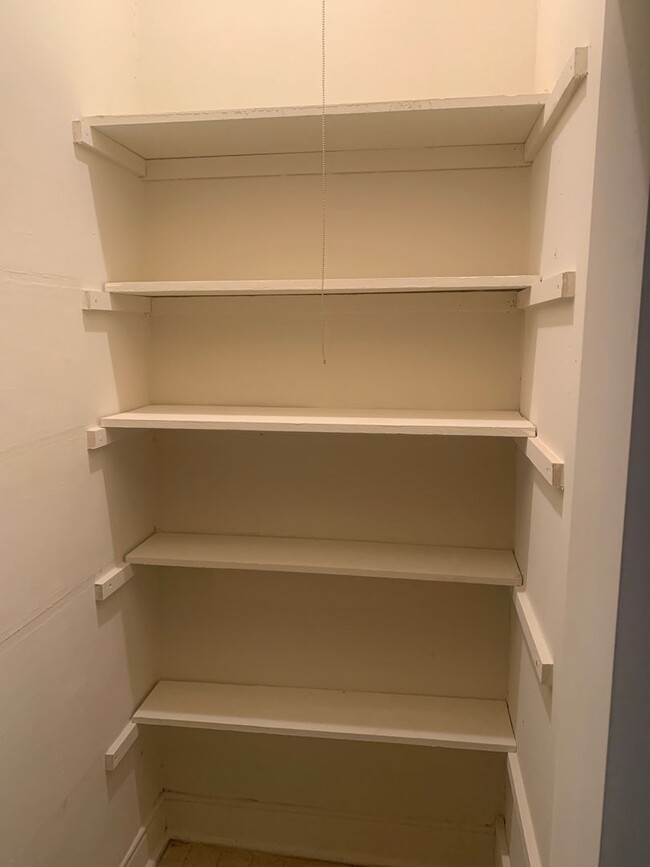 Building Photo - Renovated 4 Bedroom Townhouse! Off Street ...