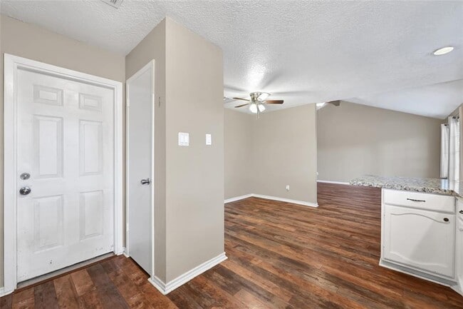 Building Photo - 10007 Oakmont Dr