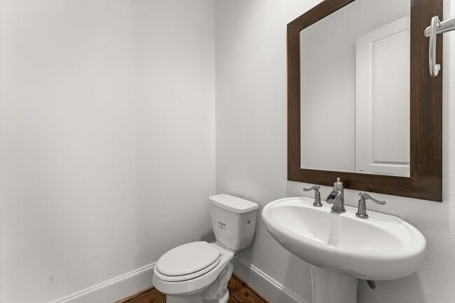 Building Photo - 2202 Lakeshore Edge Dr