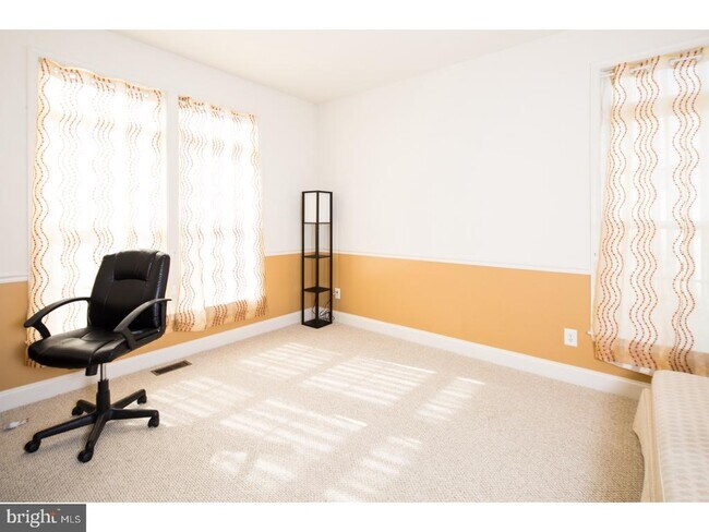 Building Photo - 33 Hempstead Dr