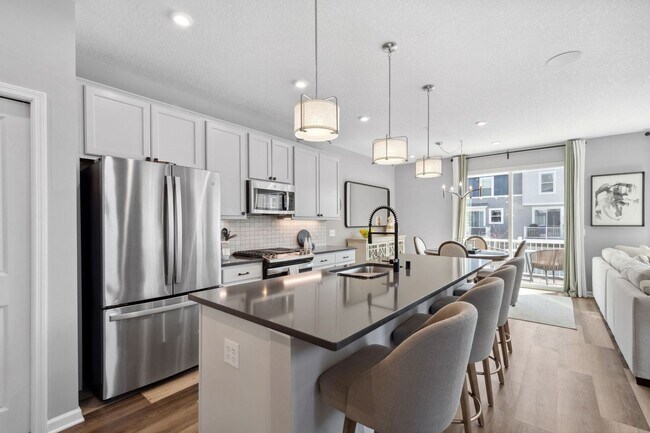 Building Photo - Rare End Unit 3Bed 3Bath Townhome in Rogers