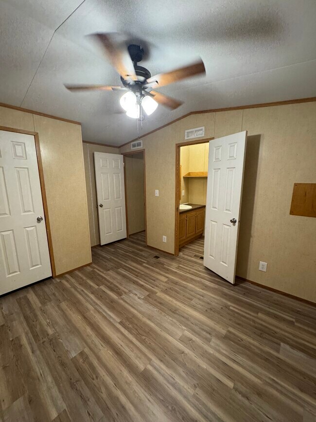 Building Photo - Early Bird Estates Unit #16