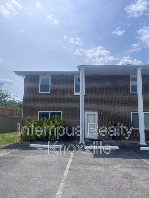 Building Photo - 405 Iroquois Ln