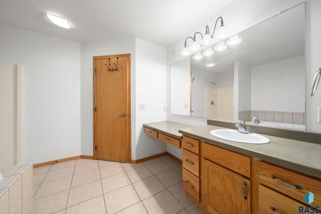 Building Photo - Charming Multi-Level Home! Large Backyard,...