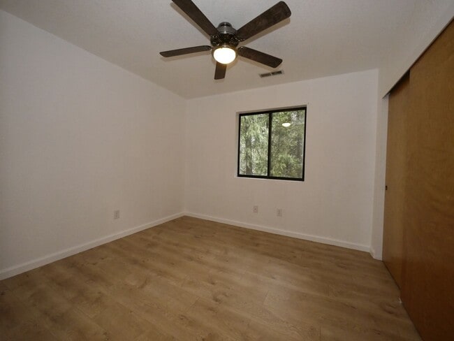 Building Photo - 18111 N Meadow Dr