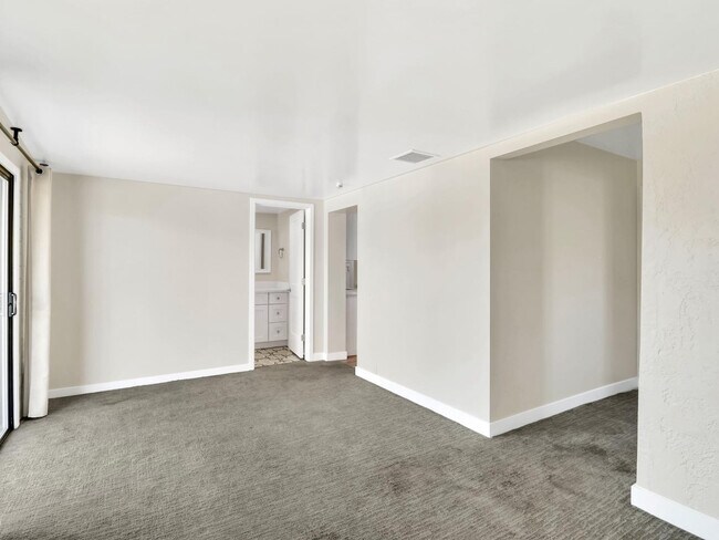 Building Photo - 544 W 17th Pl