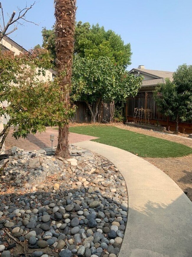 Building Photo - Great 3 Bedroom Townhouse!