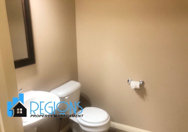 Building Photo - Beautiful 5BR 3.5 bathroom house in North East Normal. Large fenced in back yard.