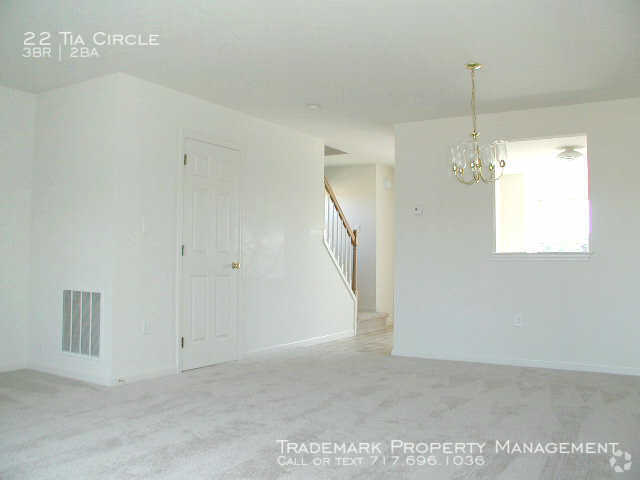 Building Photo - Spacious End of Row Town Home