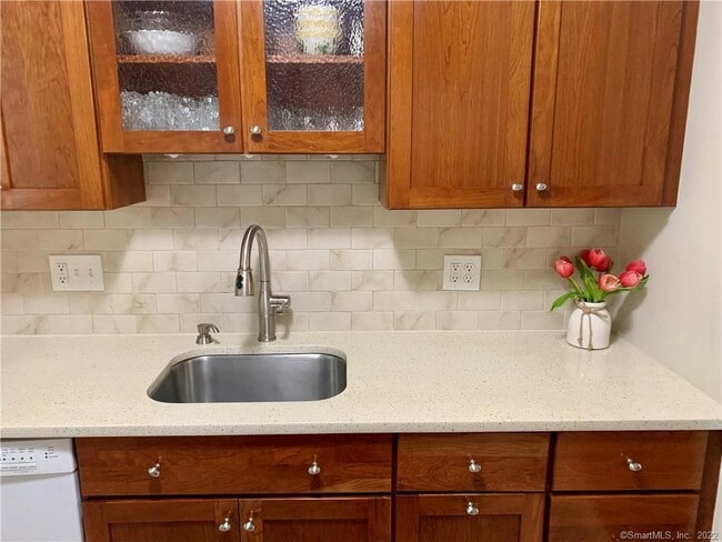 Building Photo - 3 Oakwood Dr