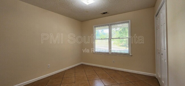 Building Photo - 2735 Stanton Woods Dr SE