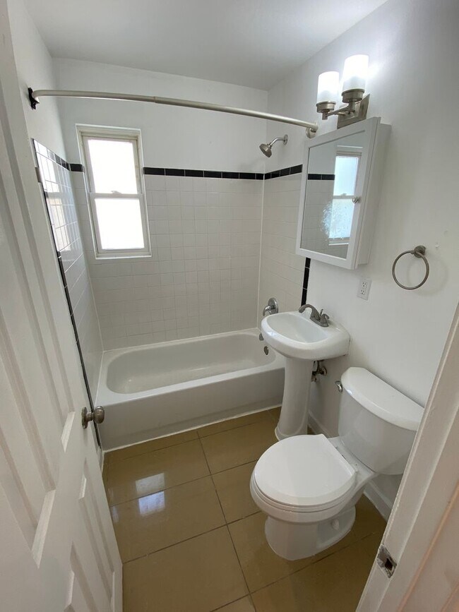 Building Photo - 2bd/1ba garden apartment; 706 sq.ft. $1300 plus util