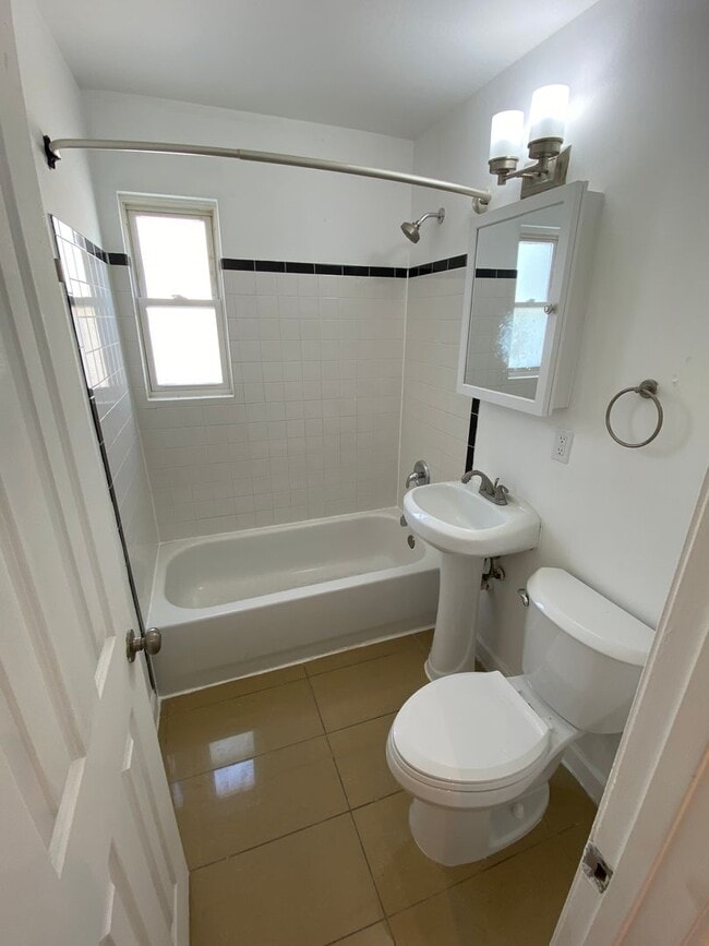 Building Photo - 2bd/1ba garden apartment; 706 sq.ft. $1500...