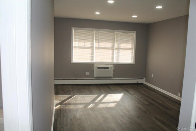Building Photo - 303 Barclay Manor