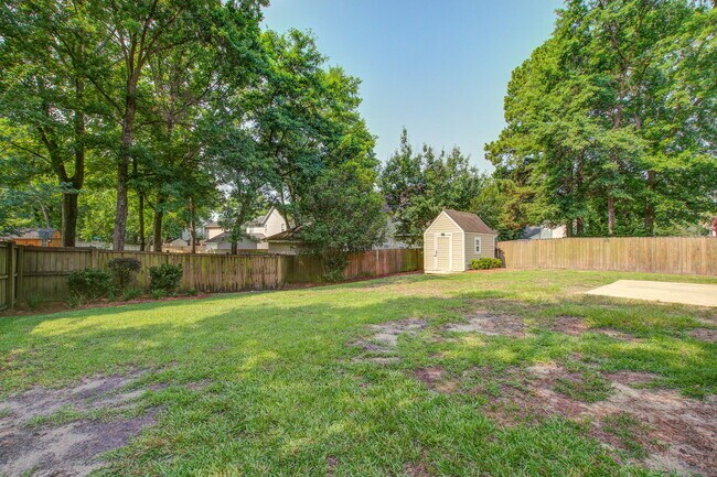 Building Photo - 207 N Pembroke Dr